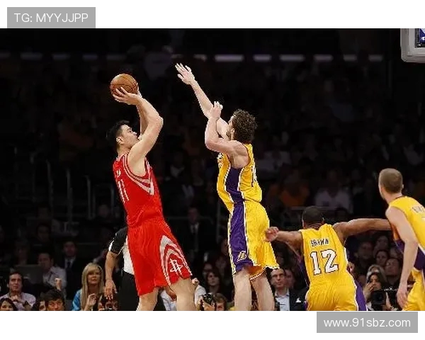 2004年姚明带领火箭挑战湖人季后赛的精彩瞬间与历史意义解析
